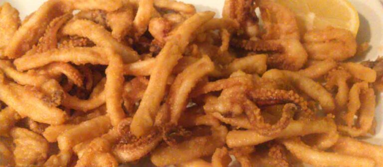 Ración de rabas de calamar fritas con limón, el aperitivo típico por excelencia de Santander y Cantabria.
