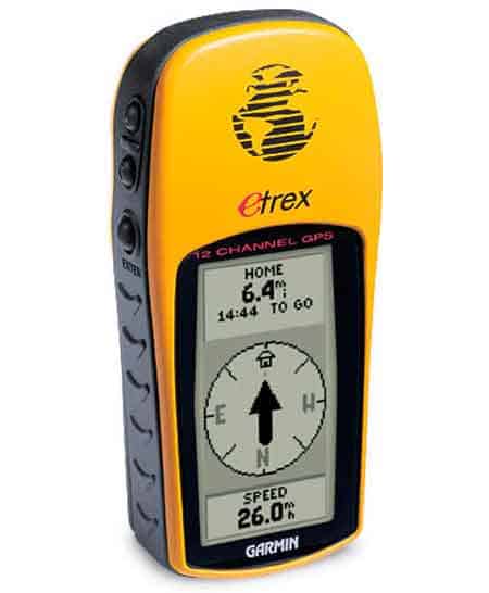 Dispositivo GPS portátil de color amarillo utilizado para buscar las coordenadas de los tesoros en la práctica del geocaching.